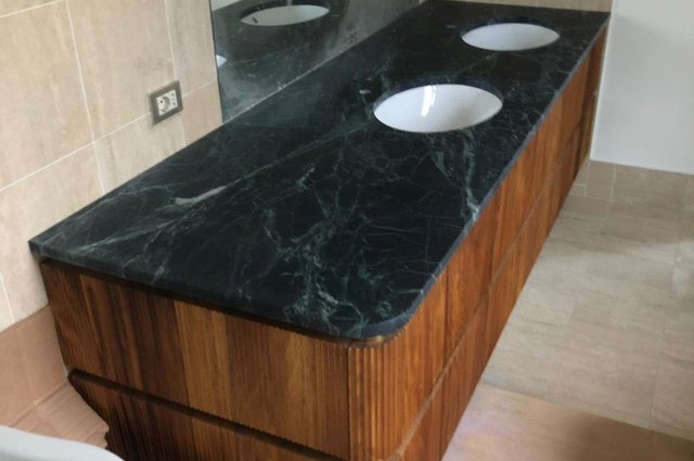Mobile bagno doppio lavabo in legno e piano nero
