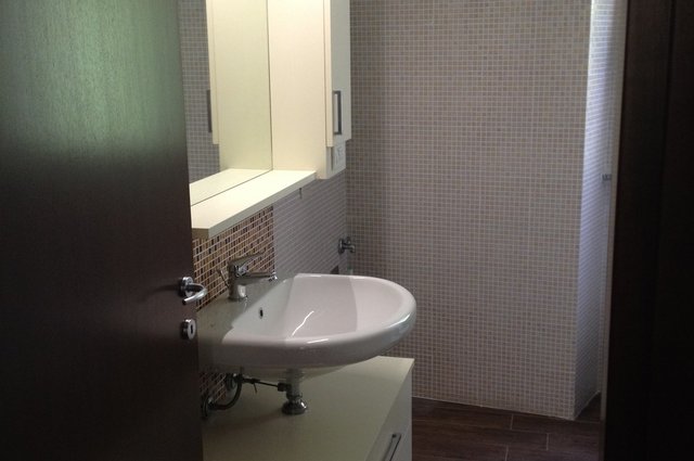Mobile bagno compatto con specchiera e pensile