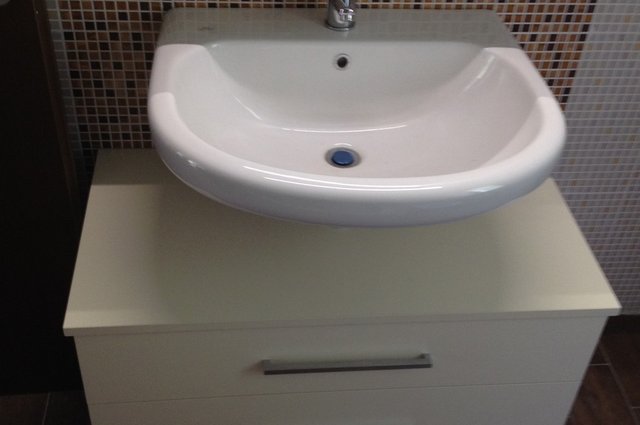 Mobile bagno compatto con specchiera e pensile