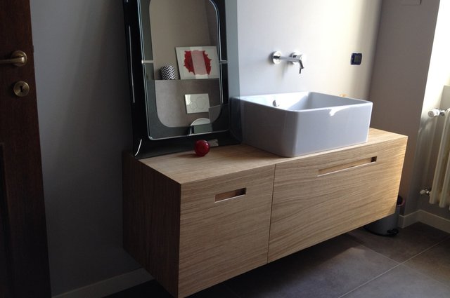 Mobile bagno sospeso con cassettoni in rovere