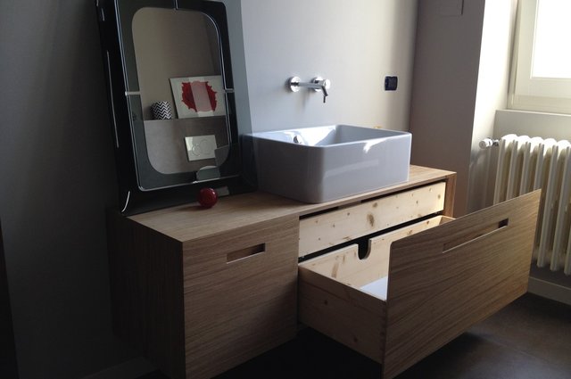 Mobile bagno sospeso con cassettoni in rovere