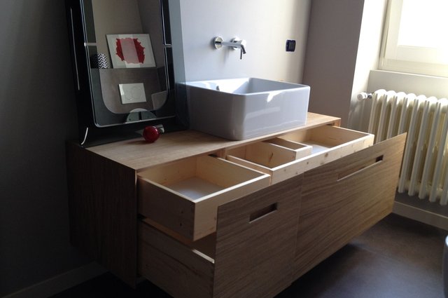 Mobile bagno sospeso con cassettoni in rovere