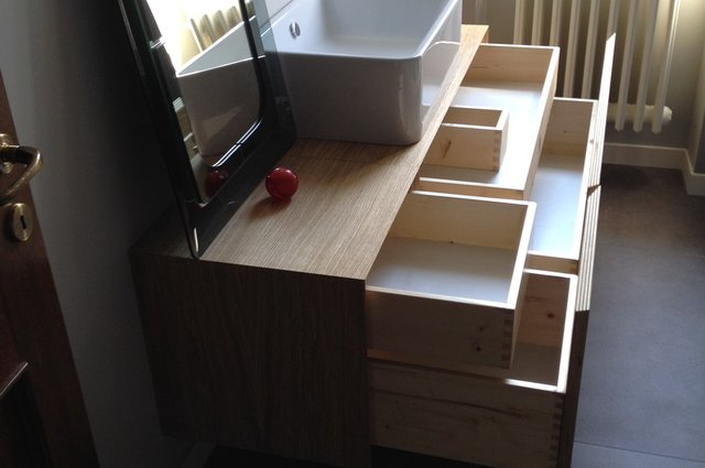 Mobile bagno sospeso con cassettoni in rovere