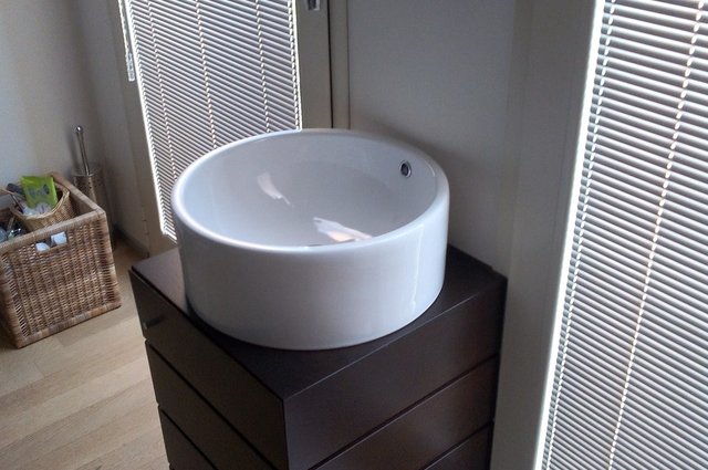Mobile bagno verticale con lavabo da appoggio