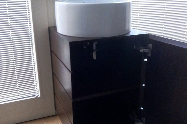 Mobile bagno verticale con lavabo da appoggio