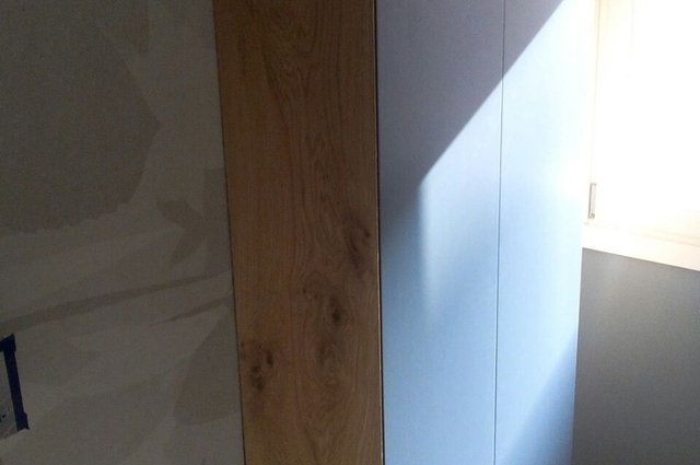 Pannellatura bagno con volume bianco e fianco in legno