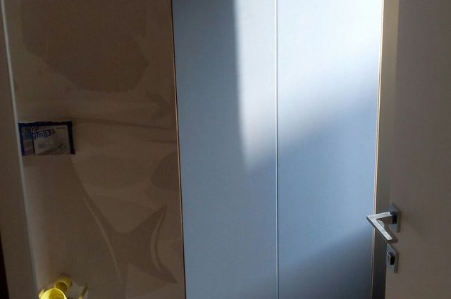 Pannellatura bagno con volume bianco e fianco in legno