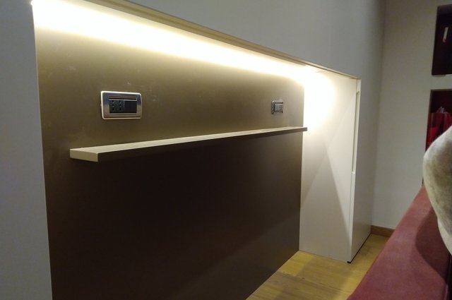 Testiera letto attrezzata con retroilluminazione