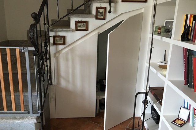 Libreria sottoscala su misura