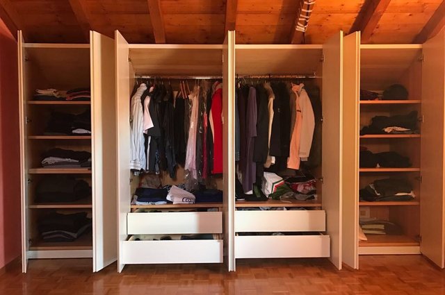 Armadio sottotetto in legno con ante battenti