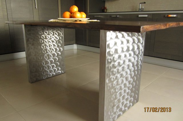 Cucina con isola e piano in pietra decorativa
