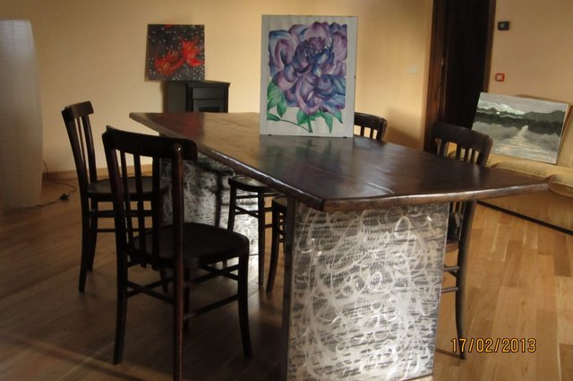 Cucina con isola e piano in pietra decorativa