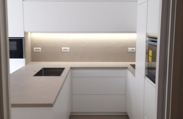 Cucina bianca minimal con colonne e gola