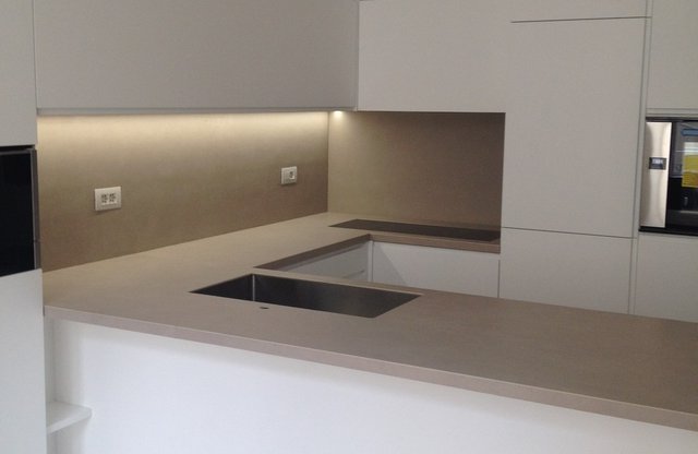 Cucina bianca minimal con colonne e gola
