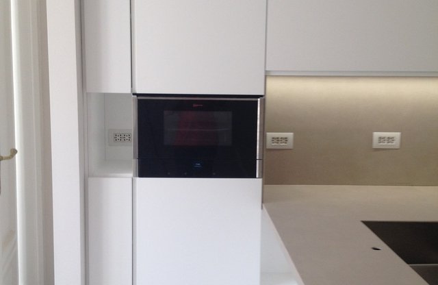 Cucina bianca minimal con colonne e gola