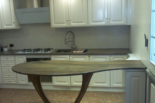 Cucina classica bianca con isola curva