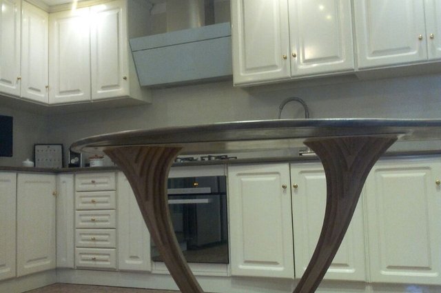 Cucina classica bianca con isola curva