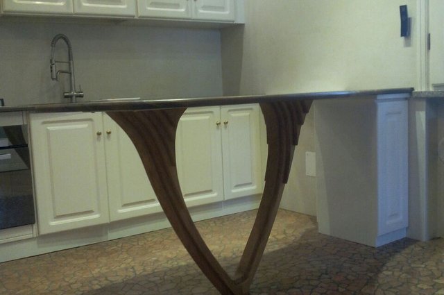 Cucina classica bianca con isola curva