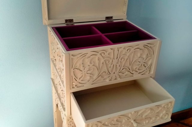 Mobiletto decorato con ribalta e vano interno