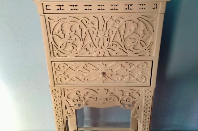 Mobiletto decorato con ribalta e vano interno
