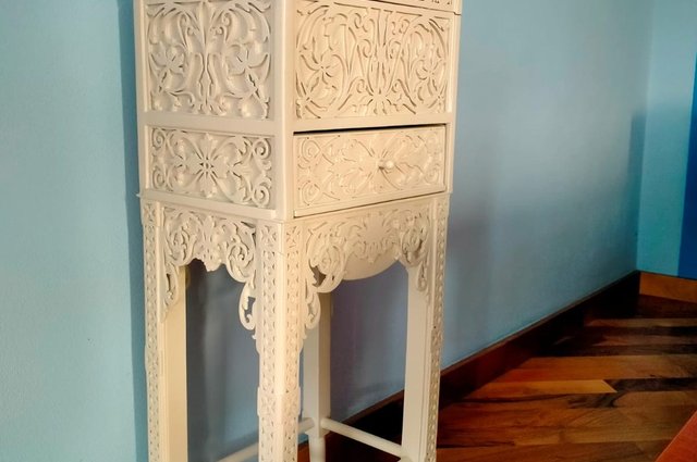 Mobiletto decorato con ribalta e vano interno