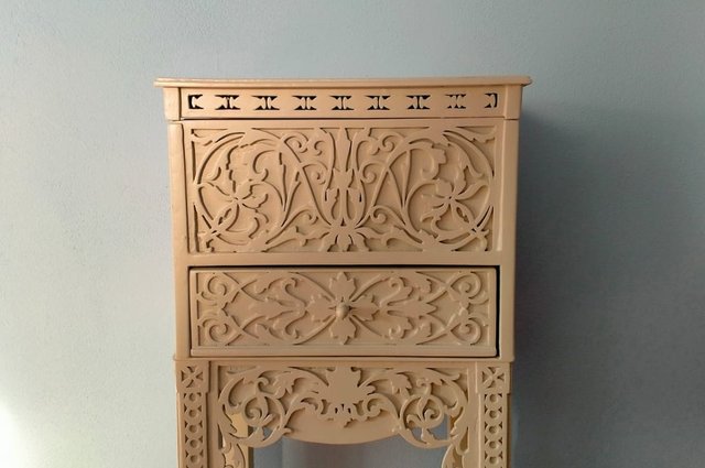 Mobiletto decorato con ribalta e vano interno