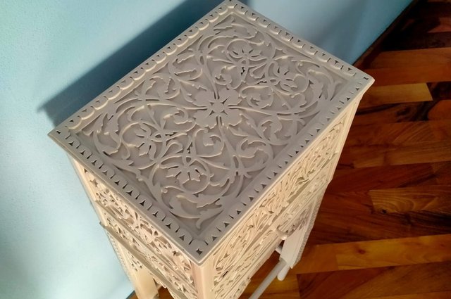 Mobiletto decorato con ribalta e vano interno