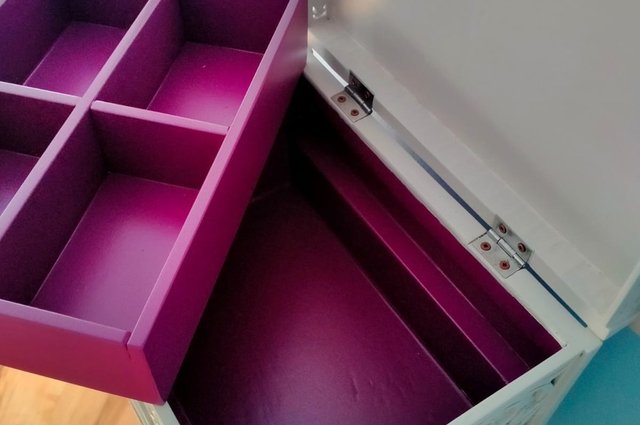 Mobiletto decorato con ribalta e vano interno