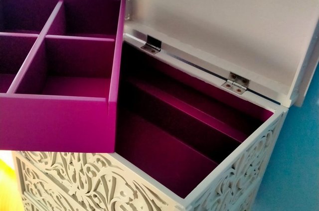 Mobiletto decorato con ribalta e vano interno