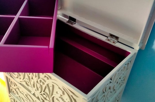 Mobiletto decorato con ribalta e vano interno
