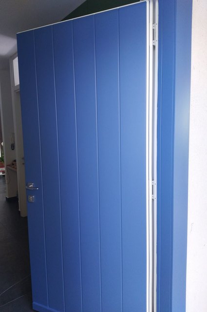 Portone sezionale blu su misura