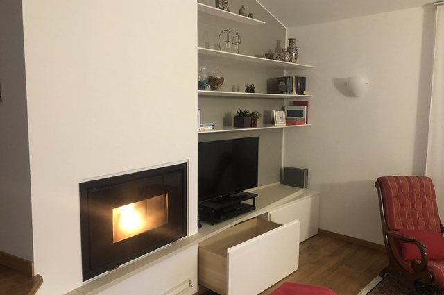 Parete soggiorno con camino, TV e mensole