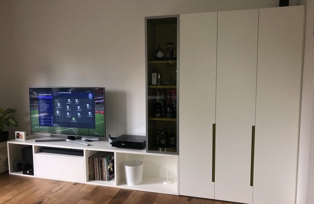Parete TV sospesa con colonne e vani a giorno
