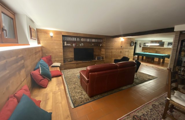 Taverna rivestita in legno con mobile bar e camino