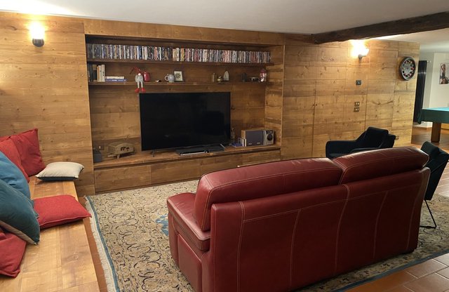Taverna rivestita in legno con mobile bar e camino