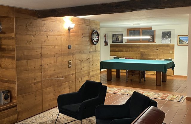 Taverna rivestita in legno con mobile bar e camino