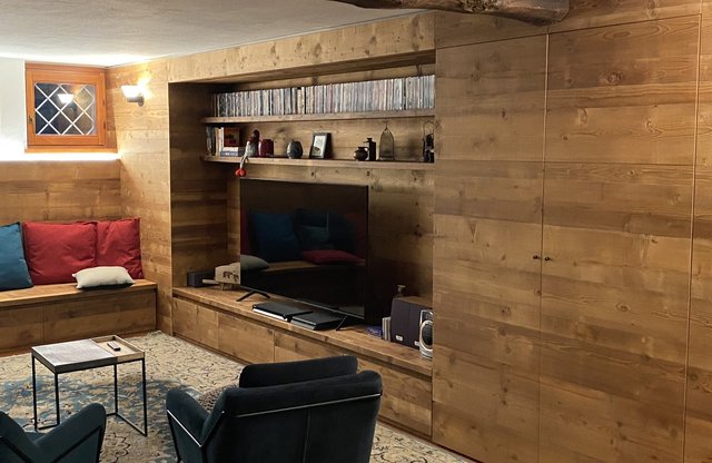 Taverna rivestita in legno con mobile bar e camino
