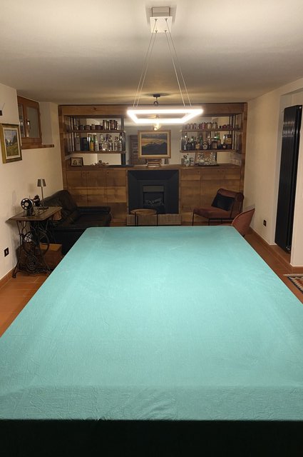 Taverna rivestita in legno con mobile bar e camino