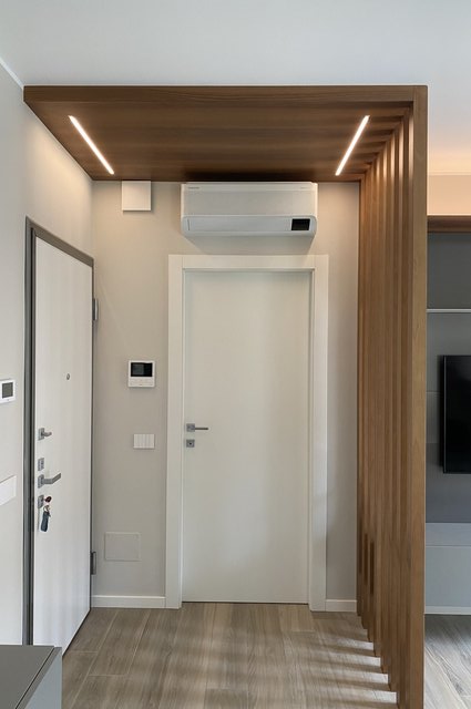 Ingresso con boiserie e separatore a listelli