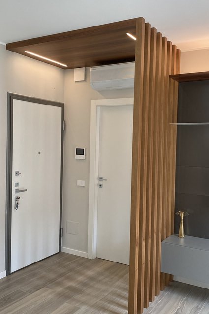 Ingresso con boiserie e separatore a listelli