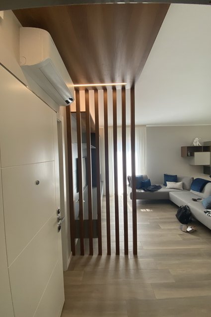 Ingresso con boiserie e separatore a listelli