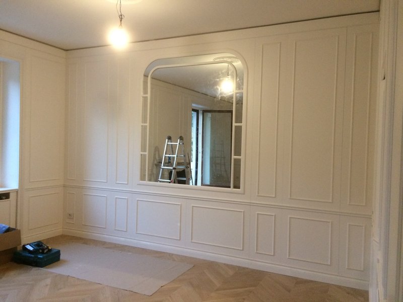 Boiserie classica laccata con specchio