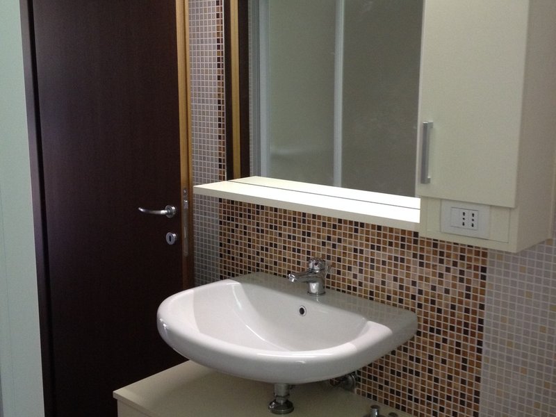 Mobile bagno compatto con specchiera e pensile