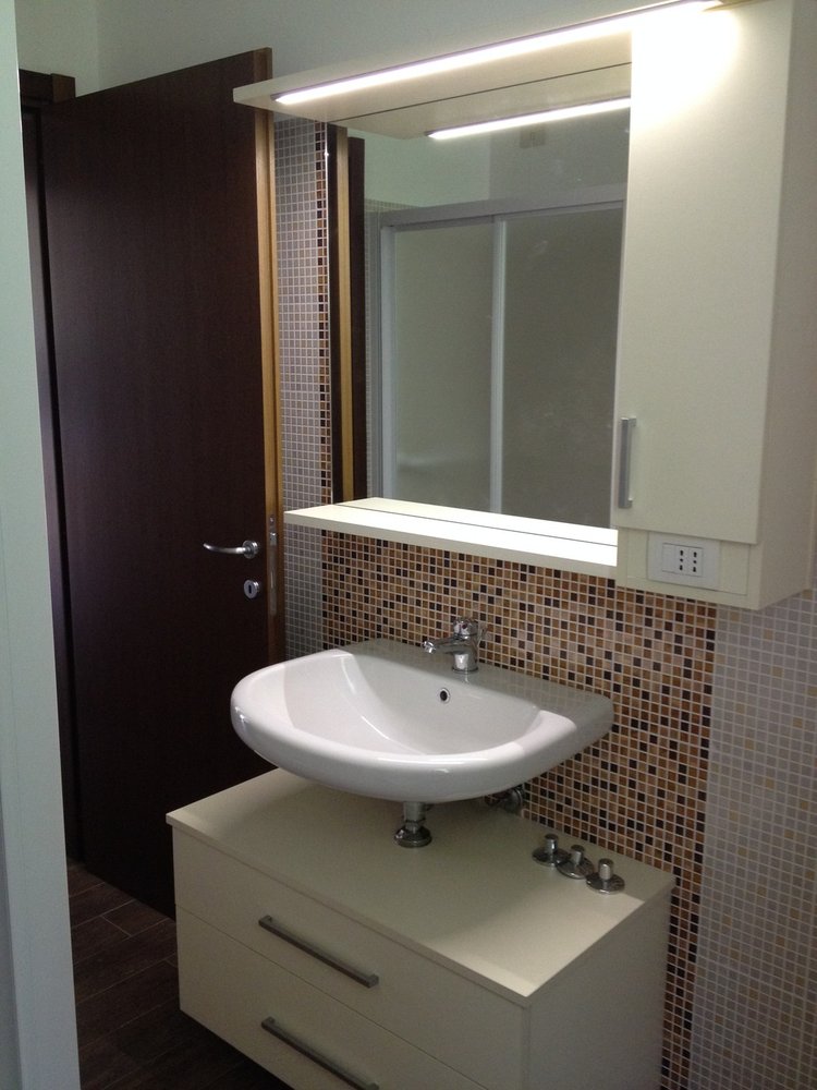 Mobile bagno compatto con specchiera e pensile