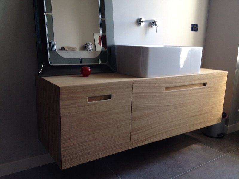 Mobile bagno sospeso con cassettoni in rovere