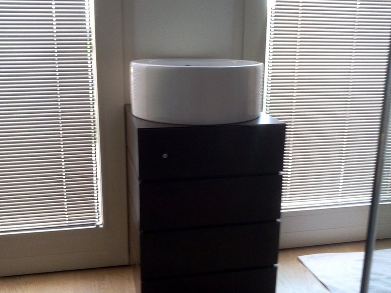 Mobile bagno verticale con lavabo da appoggio