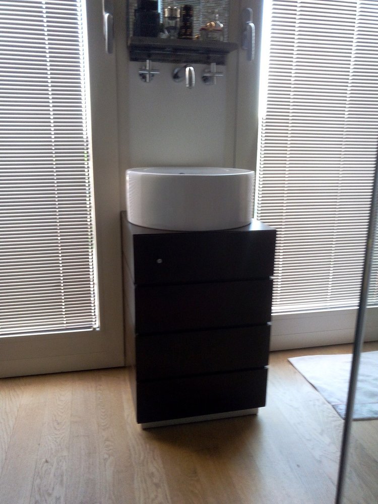 Mobile bagno verticale con lavabo da appoggio