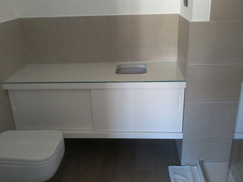 Mobile bagno sospeso bianco con ante scorrevoli
