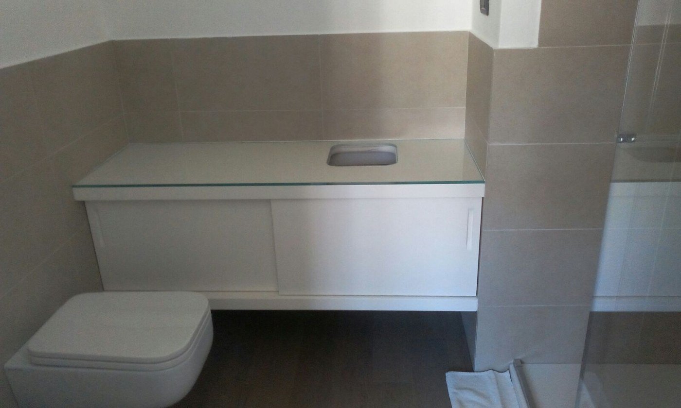 Mobile bagno sospeso bianco con ante scorrevoli
