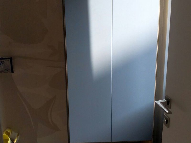 Mobile bagno con ante bianche e struttura in legno